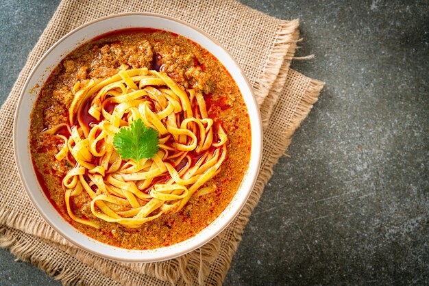 Photo spicy chinese yunnan noodles soup or kwa meng