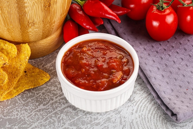 Photo spicy mexican sauce salsa dip