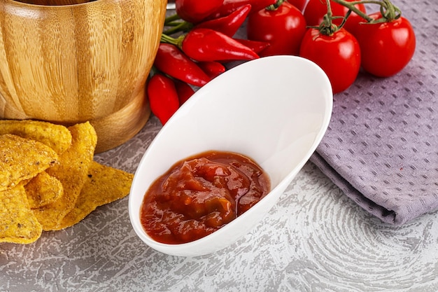 Photo spicy mexican sauce salsa dip