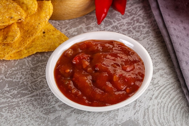 Photo spicy mexican sauce salsa dip