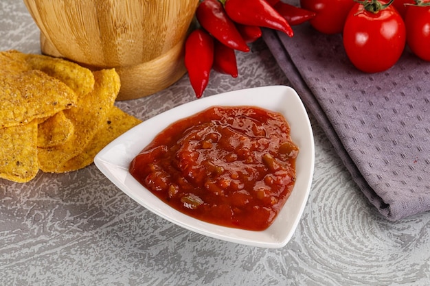 Photo spicy mexican sauce salsa dip