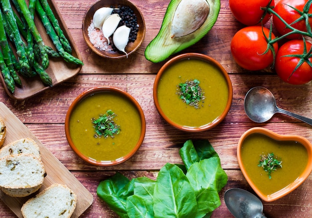 Spinach cream soup with asparagus,