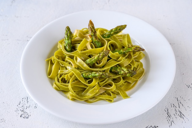 Spinach fettuccine with fried asparagus