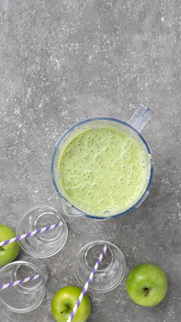 Spinach and green apple smoothie