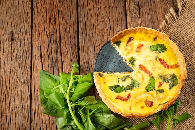 Photo spinach quiche with onion and bacon