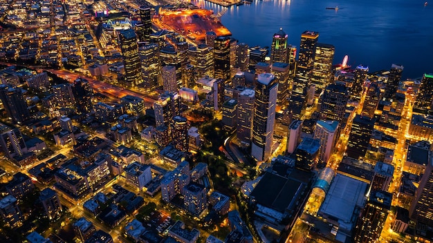 Photo splendid scenery of the vibrant downtown of seattle washington the usa blue waterscape and evening night at backdrop