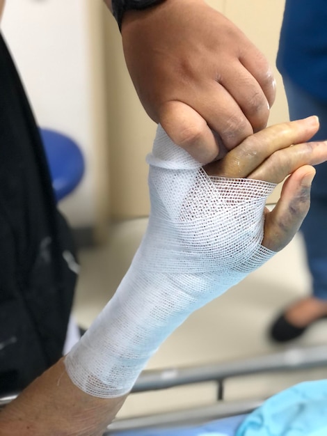 Photo splinting or first aid for a fractured finger