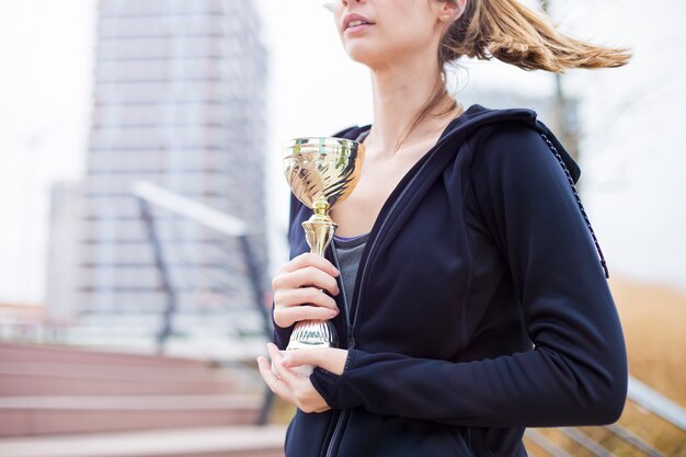 Photo sport woman holding a trophy