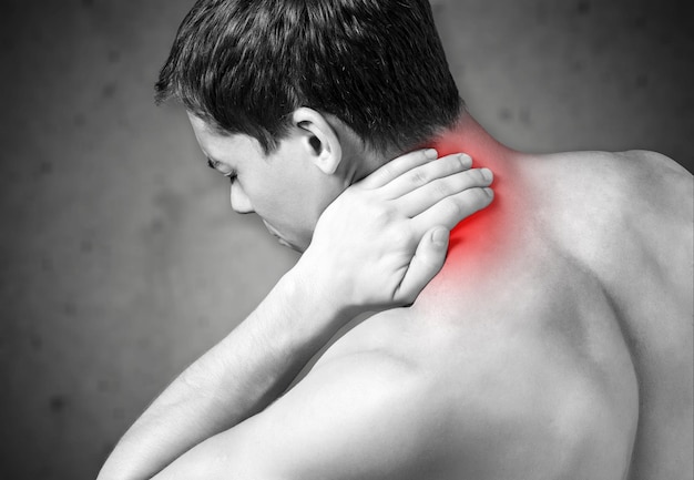 Photo sportsman with pain in neck