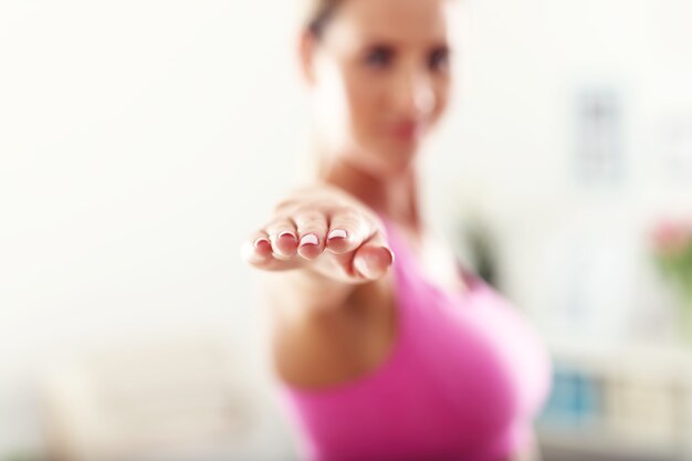 Photo sporty woman working out at home