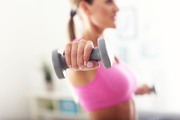 Photo sporty woman working out at home