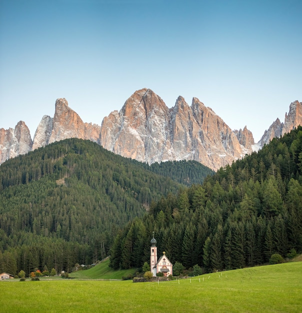 Photo st johann church, santa maddalena, val di funes, dolomites, italy