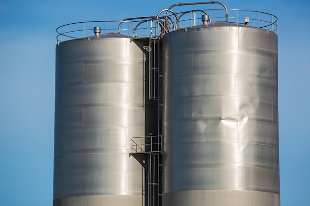 Stainless steel two silos in the chemical industry damage ruin weld joint.