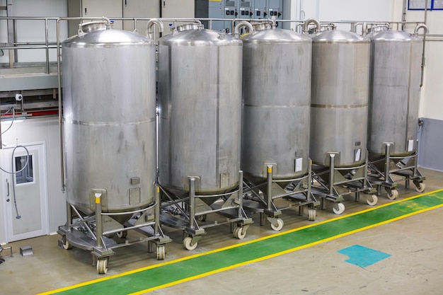 Stainless vertical steel tanks equipment tank chemical cellar with scrolling wheel stainless steel tanks cleaning and treatment at shampoo