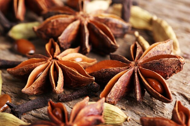 Photo stars anise with cardamom and carnation on wooden background