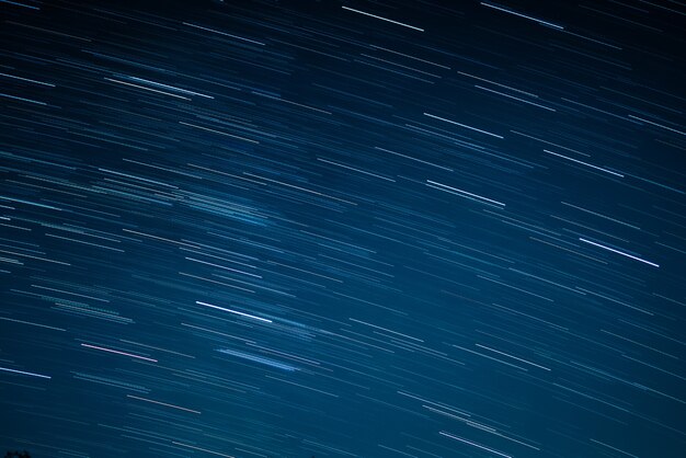 Photo startrails on a dark blue sky at night