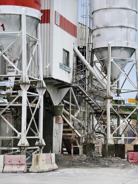 Photo a stationary with pipes outside of a concrete factory