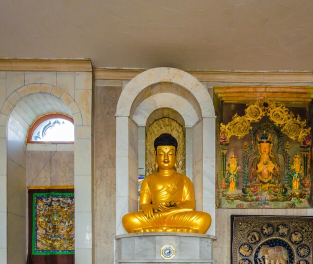 Photo a statue of a buddha with the word buddha on it