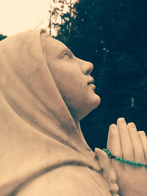 Photo statue of praying woman