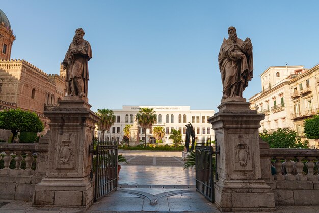 Photo statues and gate near palermo cathedral sicily