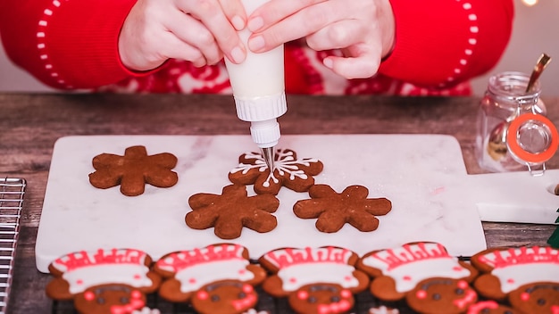 Step by step. Decorating gingerbread cookies with royal icing.