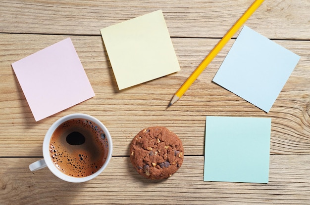 Sticky notes and coffee with cookies