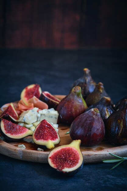 Photo still life figs on a wooden plate