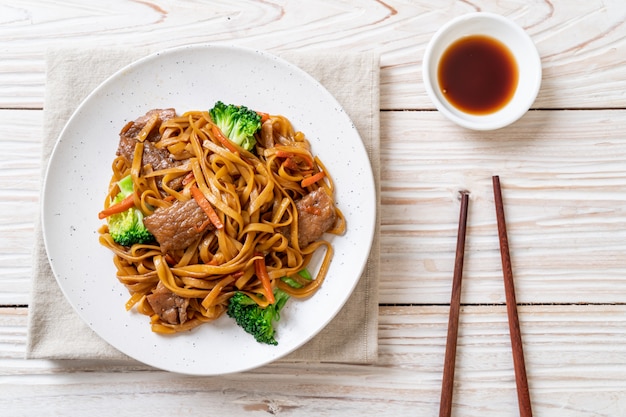 Stir-fried noodles with pork and vegetable