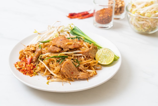 stir-fried rice noodles with pork