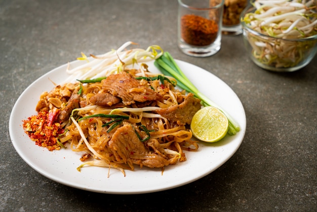 stir-fried rice noodles with pork