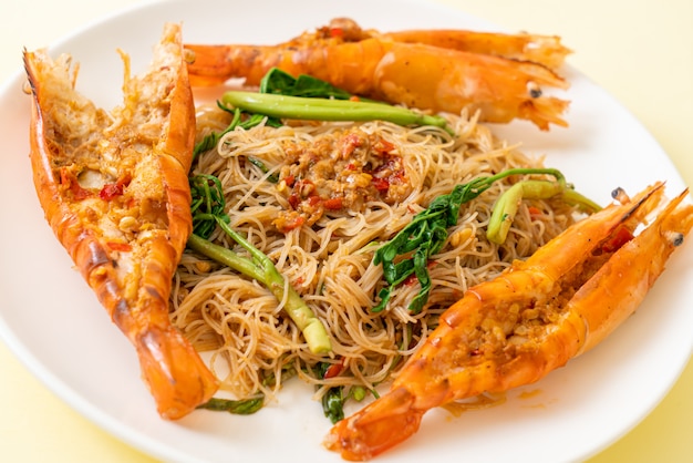 Stir-fried rice vermicelli with river prawns