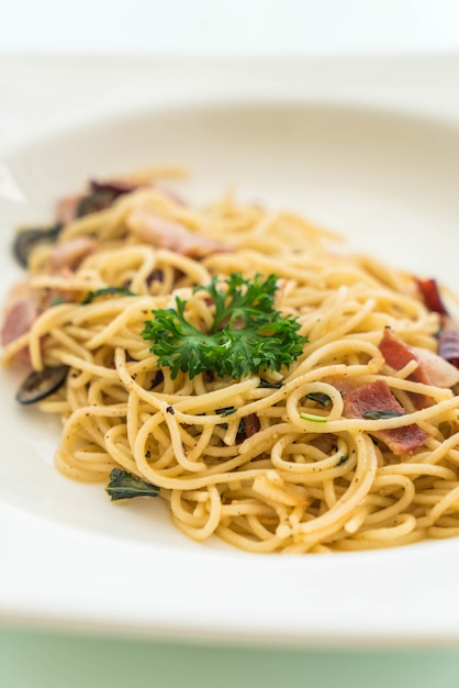 stir-fried spaghetti with bacon and garlic 