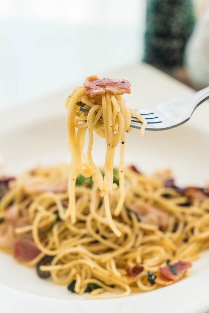 stir-fried spaghetti with bacon and garlic 