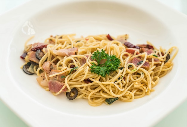 stir-fried spaghetti with bacon and garlic 