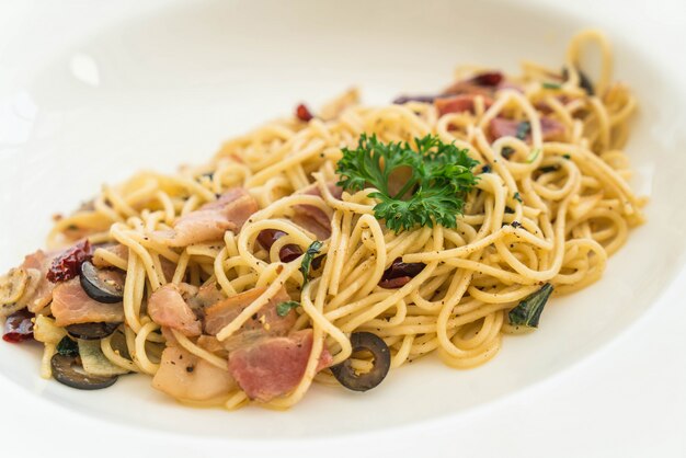 stir-fried spaghetti with bacon and garlic 