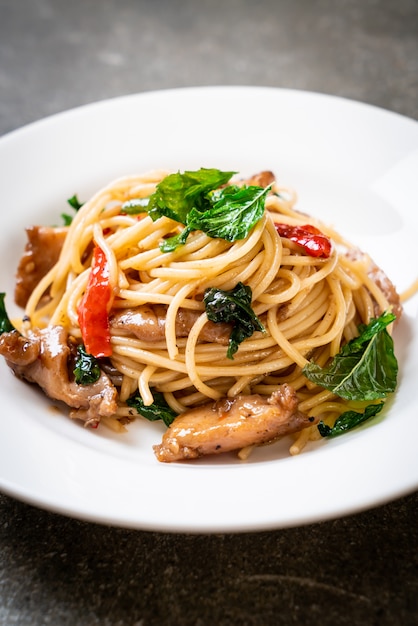 stir-fried spaghetti with chicken and basil