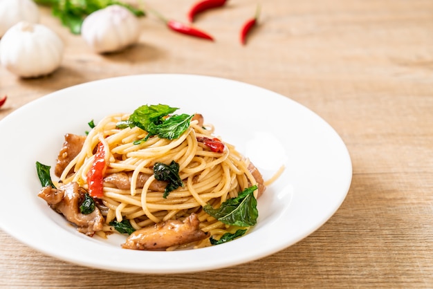 stir-fried spaghetti with chicken and basil