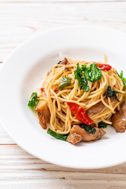 stir-fried spaghetti with chicken and basil