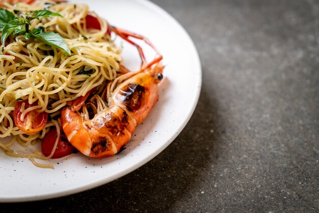 stir-fried spaghetti with grilled shrimps and tomatoes