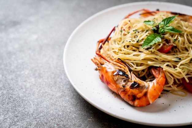 stir-fried spaghetti with grilled shrimps and tomatoes