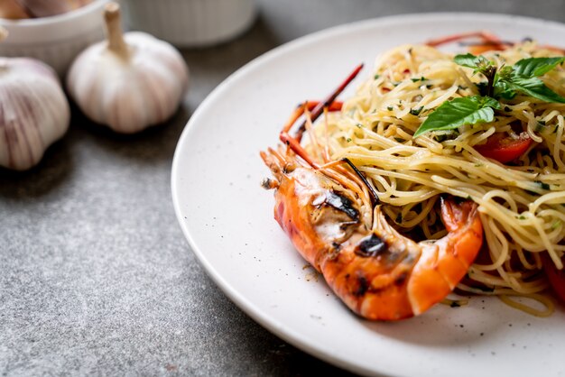 stir-fried spaghetti with grilled shrimps and tomatoes