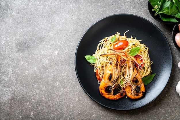 stir-fried spaghetti with grilled shrimps and tomatoes