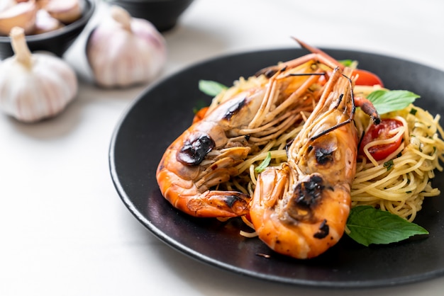 stir-fried spaghetti with grilled shrimps and tomatoes