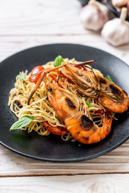 stir-fried spaghetti with grilled shrimps and tomatoes