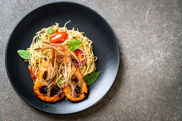 stir-fried spaghetti with grilled shrimps and tomatoes