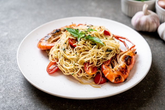 stir-fried spaghetti with grilled shrimps and tomatoes