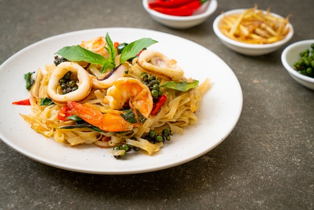 stir fried spicy noodles with sea food