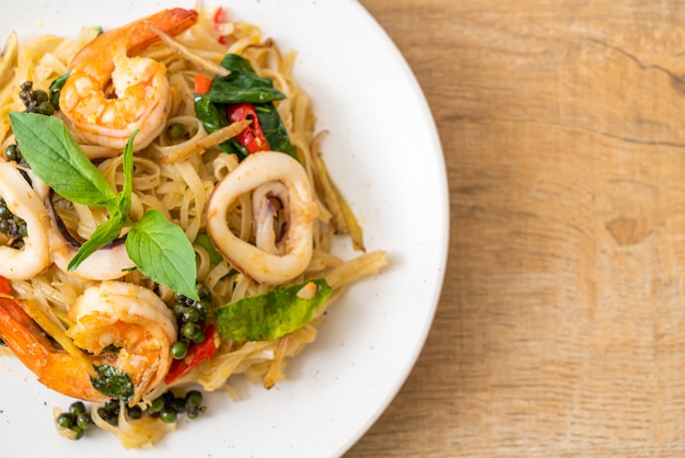 stir fried spicy noodles with sea food