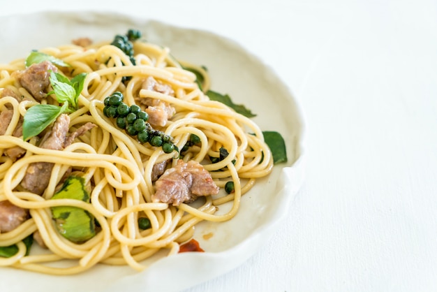 stir-fried spicy spaghetti with pork