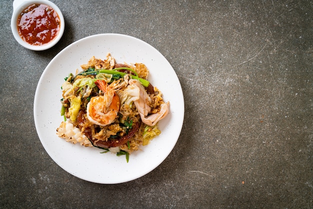 Stir-fried vermicelli with vegetables and seafood  in sukiyaki sauce